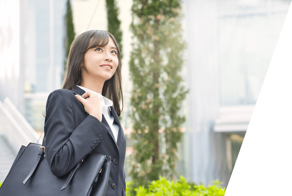 空を見上げている女子高校生
