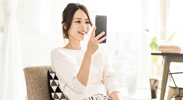 スマートフォンで自己PR動画を撮影する女性