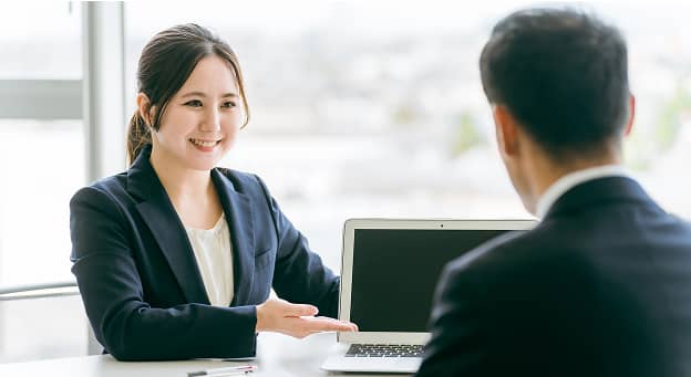 キャリア相談をするスーツ姿の女性と男性